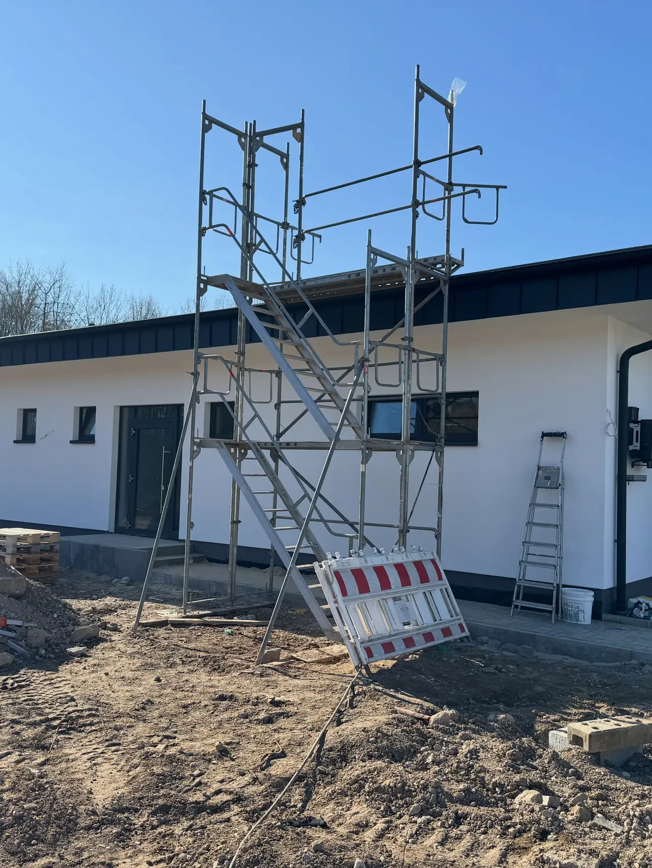 Helle verputzte Fassade mit Gerüst in Bad Salzuflen